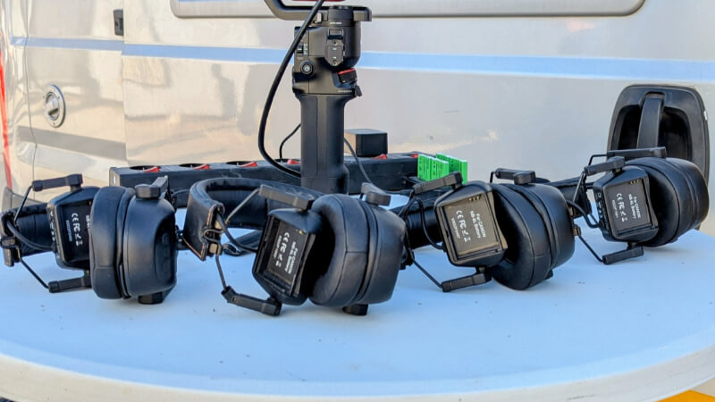 Six casques HF pour la communication de l'équipe de tournage